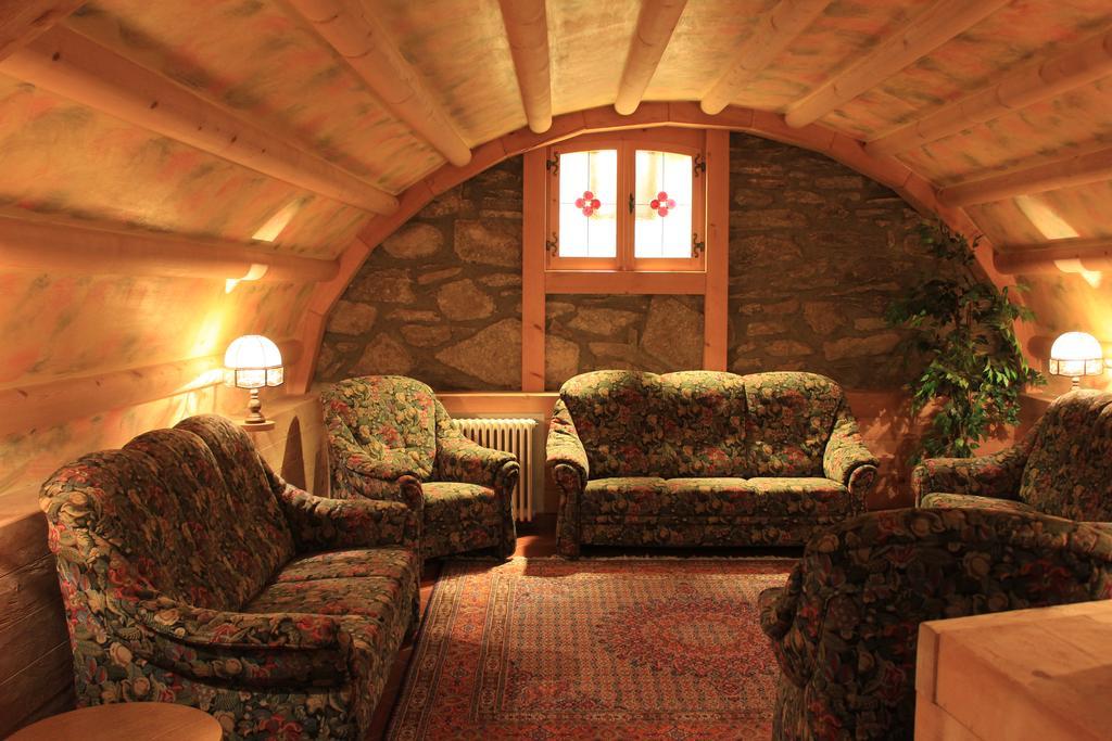 Hotel Ottoz Meuble Courmayeur Exterior foto