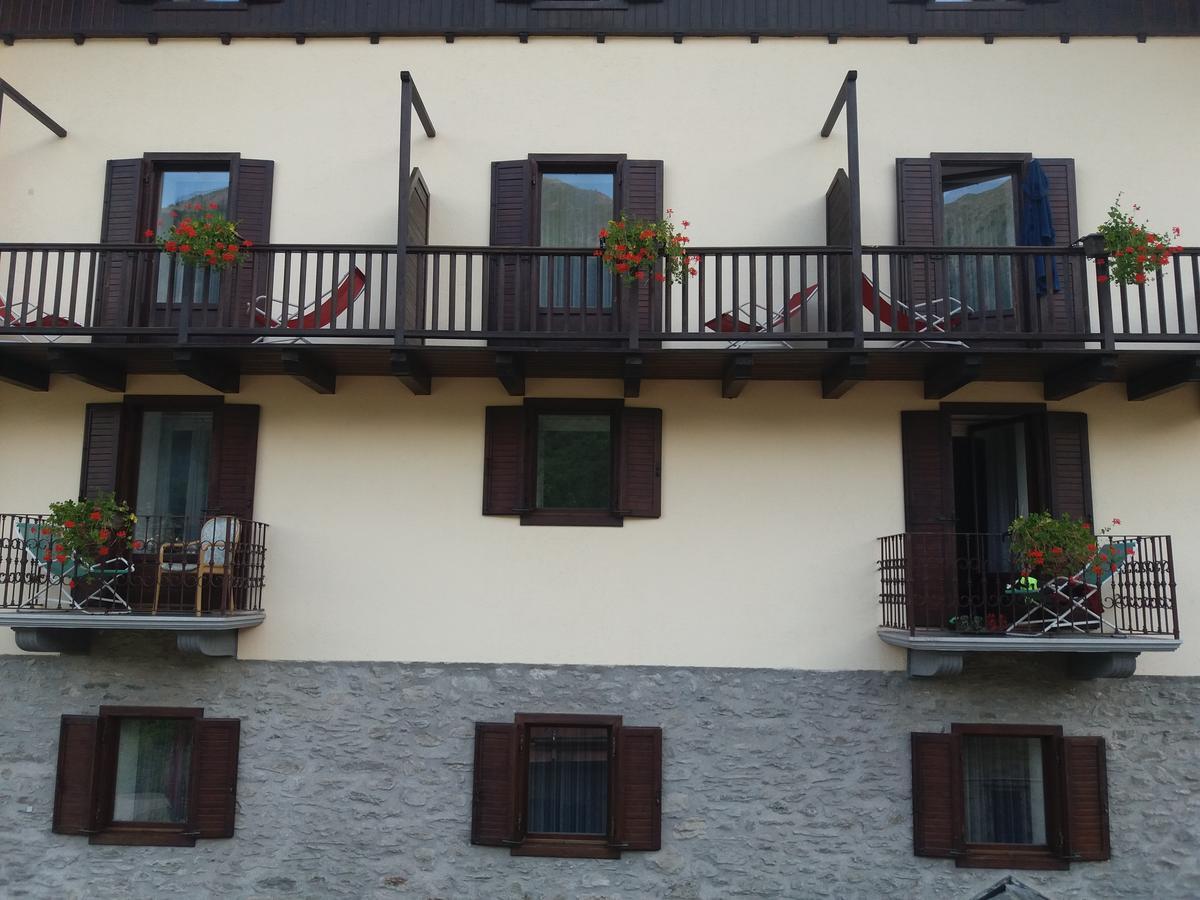 Hotel Ottoz Meuble Courmayeur Exterior foto