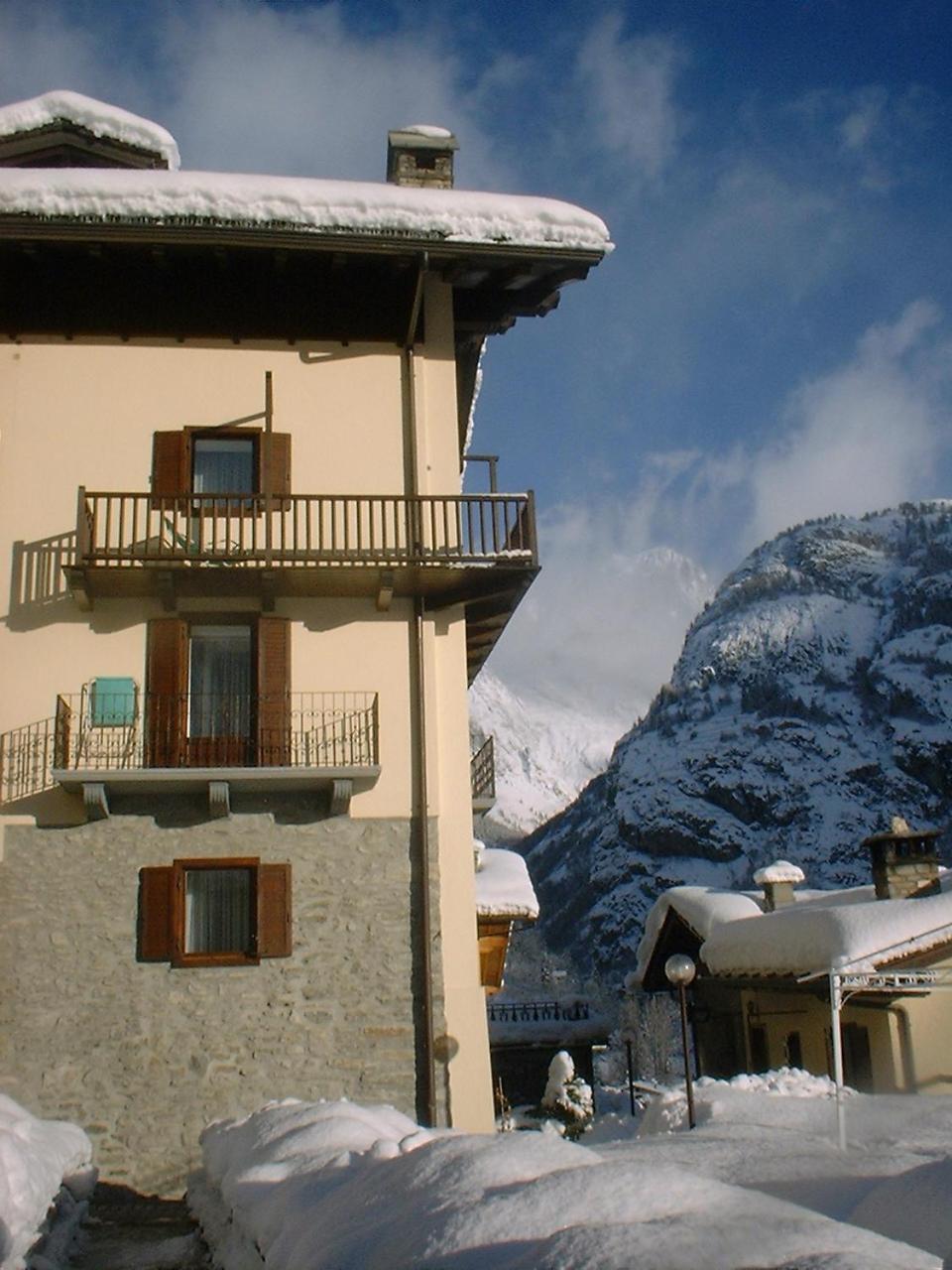 Hotel Ottoz Meuble Courmayeur Exterior foto