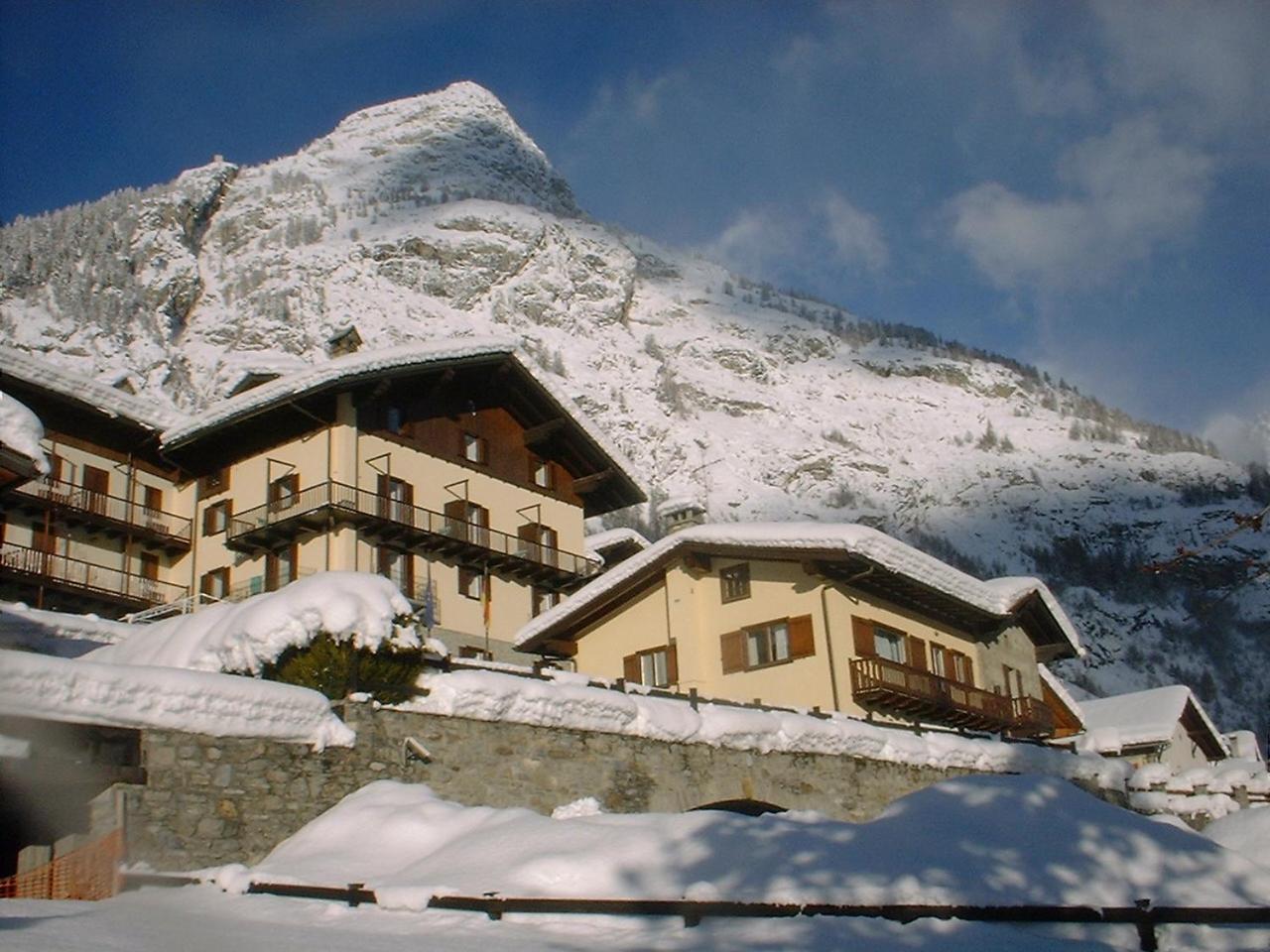 Hotel Ottoz Meuble Courmayeur Exterior foto